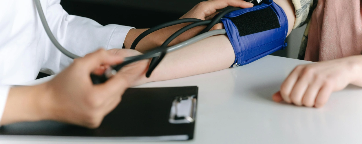 Welche Symptome können beim nephrotischen Syndrom auftreten?