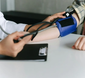 Welche Symptome können beim nephrotischen Syndrom auftreten?